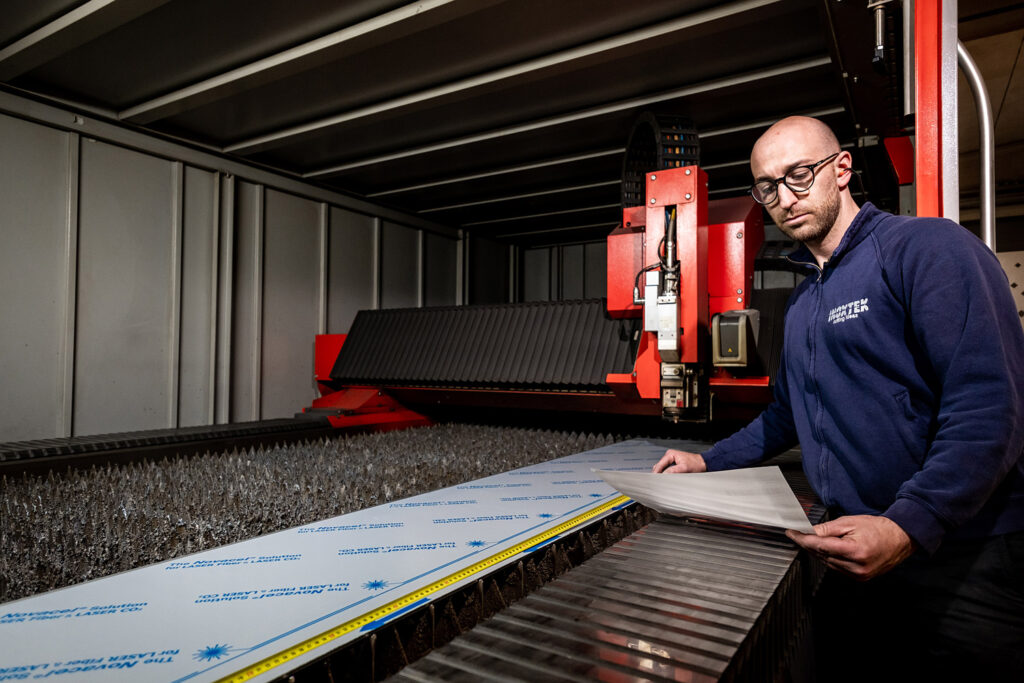 Operaio INOXTEK addetto al taglio Laser